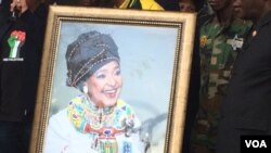 Umfanekiso kamuyi uNkosikazi Winnie Madikizela-Mandela.