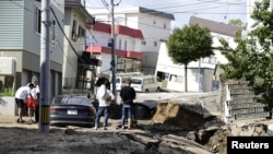 Moun kap gade domaj trablemandtè a fè nan Sapporo sou zile Hokkaido o nò peyi Japon, Foto: Kyodo 6 septanm 2018. 