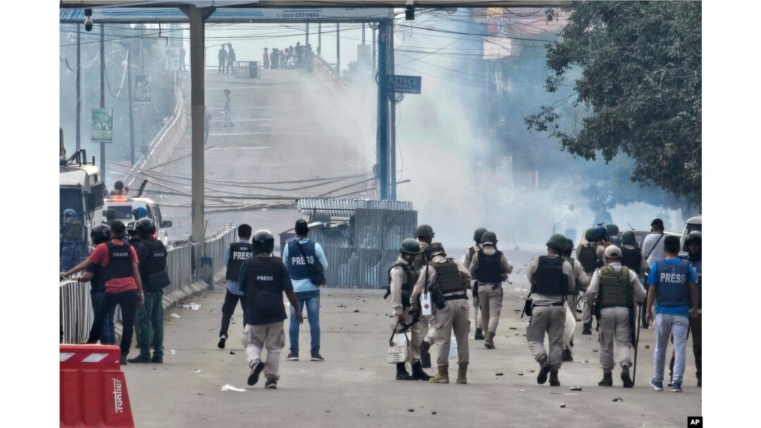 Polisi menembakkan gas air mata untuk membubarkan mahasiswa yang memprotes gelombang baru kekerasan etnis di Imphal, negara bagian Manipur di timur laut India, Selasa, 10 September 2024. (Foto: AP)