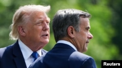 Президент США Дональд Трамп та Джон Реткліфф, директор Центрального розвідувального управління (ЦРУ), розмовляють після засідання Кабінету міністрів у Кемп-Девіді, США, 31 липня 2026 року. REUTERS
