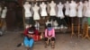 Perempuan duduk di depan manekin di pasar tekstil yang tutup akibat pandemi virus corona, di Jakarta, 30 April 2020. (Foto: AP)