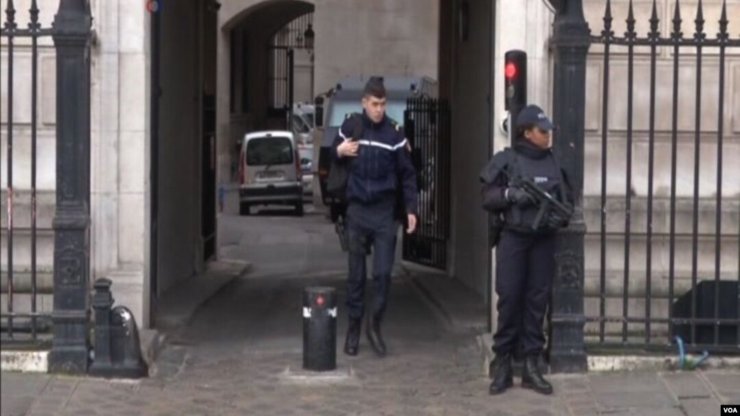 Polisi Perancis melakukan penangkapan di kota Montpelier dan Beziers, Selasa 20/1 (foto: dok).