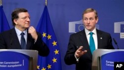 Pemimpin Komisi Eropa Jose Manuel Barroso (kiri) dan PM Irlandia Enda Kenny memberikan keterangan kepada media di Brussels (27/6). Para pemimpin Uni Eropa telah menyepakati anggaran sebesar $1,3 triliun untuk tujuh tahun mendatang.