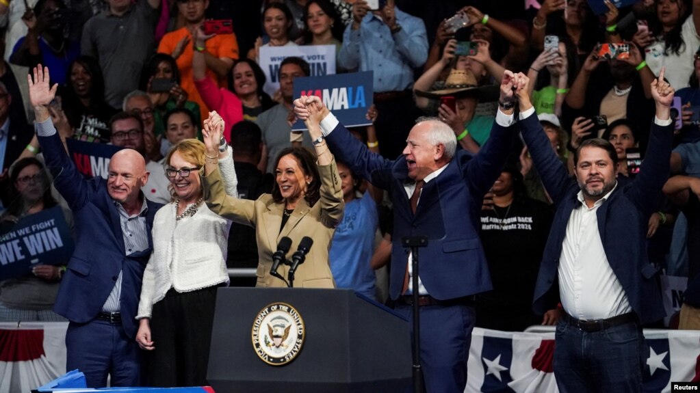 Kamala Harris posa para fotos junto al gobernador de Minnesota, Tim Walz, la exrepresentante de Estados Unidos Gabby Giffords, el senador Mark Kelly (D-AZ) y el representante Rubén Gallego durante un mitin de campaña en Glendale, Arizona, el 9 de agosto de 2024.