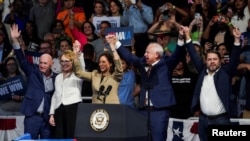 Kamala Harris posa para fotos junto al gobernador de Minnesota, Tim Walz, la exrepresentante de Estados Unidos Gabby Giffords, el senador Mark Kelly (D-AZ) y el representante Rubén Gallego durante un mitin de campaña en Glendale, Arizona, el 9 de agosto de 2024.