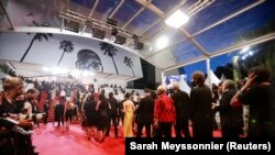 Para tamu tiba untuk penayangan film "Bergman Island" di Festival Film Cannes ke-74 di Cannes, Perancis, Minggu, 11 Juli 2021. (Foto: Sarah Meyssonnier/Reuters) 