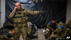 ARCHIVO - El comandante del Ejército ucraniano, coronel general Oleksandr Syrskyi, da instrucciones en un refugio en Soledar, lugar de intensos combates con las fuerzas rusas, en la región de Donetsk, Ucrania, el domingo 8 de enero de 2023. (Foto AP/Roman Chop)