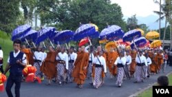 Prosesi dari Candi Mendut menuju Borobudur diikuti oleh bhiksu dari sejumlah negara (VOA/Munarsih Sahana)