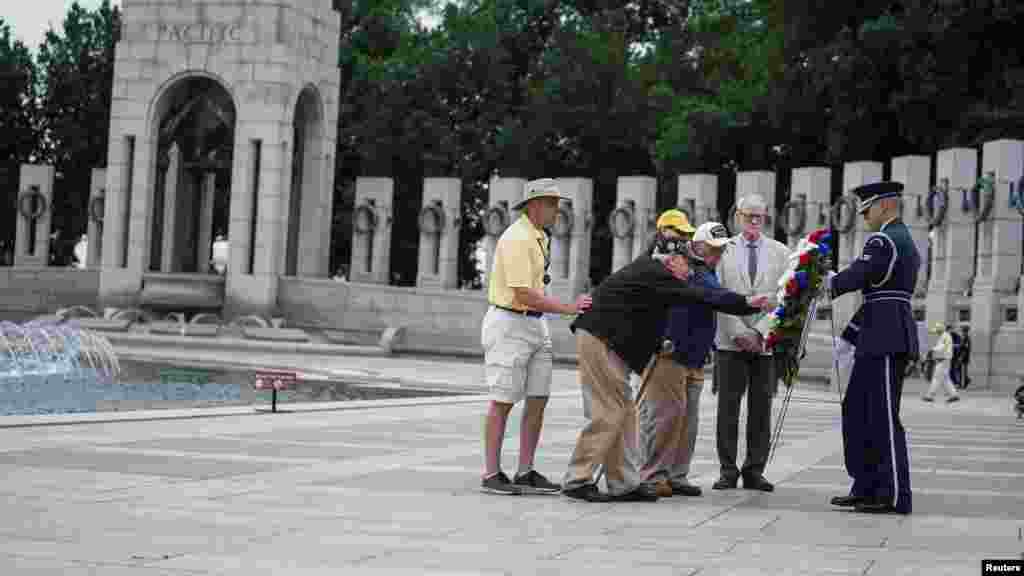 Beberapa warga AS, termasuk veteran perang, memperingati Hari Pahlawan di Memorial Perang Dunia II, Washington DC, untuk mengenang 400 ribu lebih tentara AS yang gugur dalam Perang Dunia II.