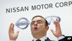 CEO Nissan Motor Co., Carlos Ghosn dalam konferensi pers di Tokyo, 20 Oktober 2016. (Foto: dok). 