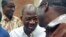 L'ex-ministre des Affaires étrangères du Burkina Faso, Djibrill Basolé (g), et l’ancien chef de la sécurité présidentielle (RSP), général putschiste Gilbert Diendéré (c), à l'ouverture du procès sur le putsch manqué, à la Haute Cour de Justice de Ouagadougou le 27 avril 2017.