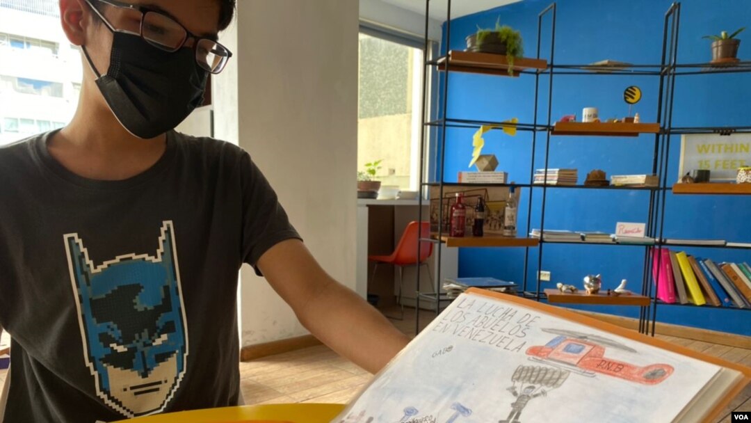 El joven caricaturista venezolana Gabriel Moncada muestra sus primeros trabajos en conversación con la Voz de América. Octubre 20, 2021. Foto: Adriana Nuñez Rabascall - VOA.