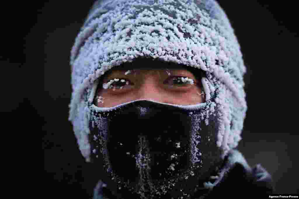 Seorang pria tertutup es saat suhu minus 24 derajat celsius menerpa Kota Shenyang di Provinsi Liaoning timur laut China. (Foto: AFP)