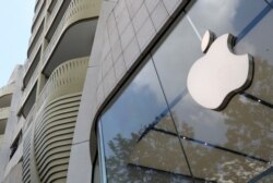 Logo perusahaan teknologi Apple di Brusel. (Foto: Reuters)