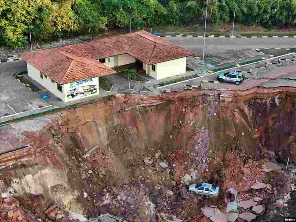 Foto udara dengan drone menunjukkan pelabuhan yang hancur setelah kekeringan terburuk yang pernah tercatat menyebabkan tanah longsor di tepi Sungai Solimoes di Manacapuru, negara bagian Amazonas, Brazil. (Reuters)&nbsp;