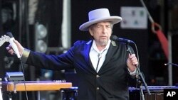 FILE - The organization the gives out the Nobel Prize announced on Wednesday that Bob Dylan would receive his medal and diploma this weekend in Sweden.