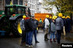 Serikat petani Prancis unjuk rasa menentang perjanjian Mercosur di Limoges, Prancis, 19 November 2024. (Stephane Mahe/REUTERS)