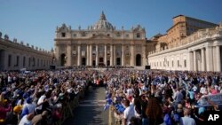 바티칸 성베드로 광장에서 14일 수 많은 사람들이 참석한 가운데 로메로 대주교와 교황 바오로 6세 등 7명에 대한 시성식이 열렸다.