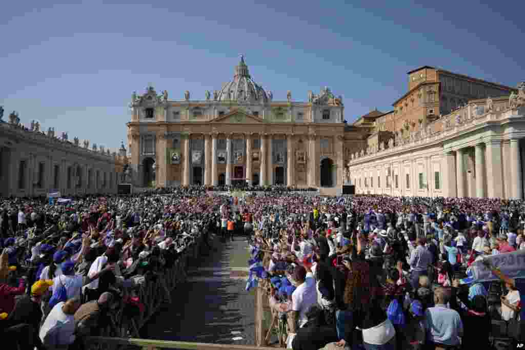 Los fieles llenan la Plaza de San Pedro, en Roma. durante una ceremonia de canonización, en el Vaticano, el domingo 14 de octubre de 2018. El Papa Francisco elogió a dos de las figuras destacadas de la Iglesia Católica del siglo XX como profetas que rechazaron la riqueza y cuidaron a los pobres, mientras canonizaba al papa modernizador Paulo VI y al asesinado arzobispo salvadoreño Oscar Romero. Francis declaró a los dos hombres santos en una misa en la Plaza de San Pedro ante decenas de miles de peregrinos, un puñado de presidentes y unos 5,000 peregrinos salvadoreños que viajaron a Roma. (Foto AP / Andrew Medichini)