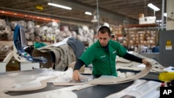 Pegawai pabrik keset mobil milik grup TECMA di Ciudad Juarez, Mexico. (Foto: Dok)