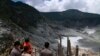 Gunung Tangkuban Perahu Kepulkan Asap dan Abu