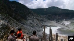 Pejabat berwenang memantau dengan seksama perkembangan aktivitas gunung Tangkuban Perahu di Subang, Jawa Barat (7/3). Gunung berapi ini telah mengepulkan asap dan abu hampir 500 meter ke udara sejak Senin (4/3) lalu. 