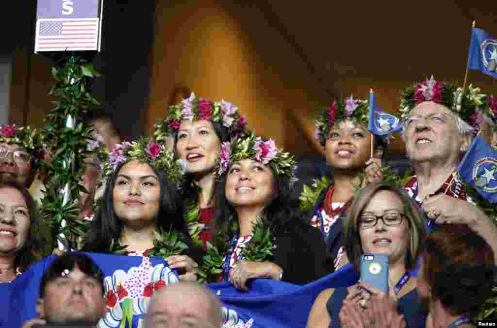 La délégation des Iles mariannes du nord lors du deuxième jour de la convention nationale démocrate à Philadelphie, Pennsylvanie, le 26 juillet 2016.