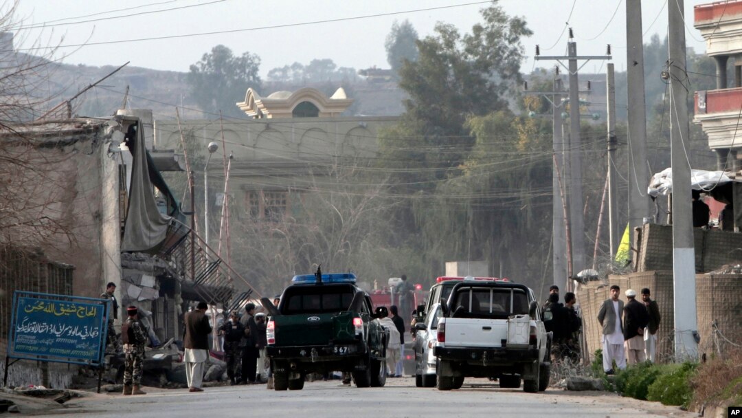 Nhân viên điều tra tại hiện trường vụ đánh bom tự sát ở Jalalabad, Afghanistan, ngày 24/2/2013.