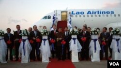 Pesawat Airbus A-320 milik Laos Airlines (foto: dok). Perusahaan Airbus berhasil menjual lebih banyak pesawat penumpang dari Boeing sepanjang tahun 2011.