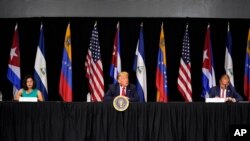 El presidente Donald Trump durante una mesa redonda sobre Venezuela y Cuba en la iglesia Doral JWC, en Miami.