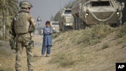 Seorang tentara NATO melakukan patroli di Afghanistan (foto: dok). 