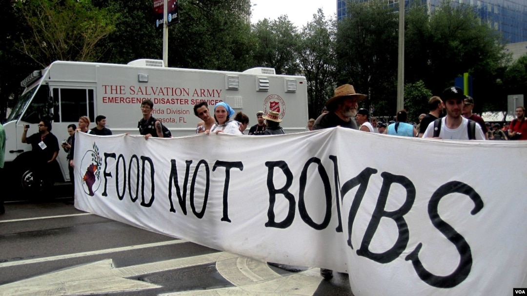 Para demonstran di luar tempat Konvensi Nasional Partai Republik di Tampa, Florida. (Foto: VOA/E. Mazrieva)