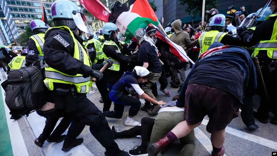 Demonstranti se sukobljavaju sa policijom u blizini izraelskog konzulata tokom Demokratske nacionalne konvencije 20. augusta 2024. u Chicagu.