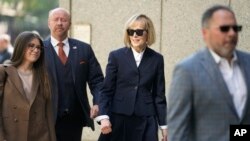 La excolumnista E. Jean Carroll, 2da derecha, arriba a la corte federal en Nueva York, miércoles 26 de abril de 2023, donde se ventila su demanda por violación contra el expresidente Donald Trump. 