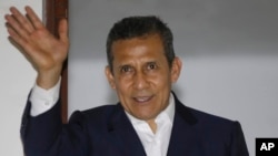 ္ႈ္Peru's former President Ollanta Humala waves to the media from a balcony at his party's headquarters after he was released from prison in Lima, April 30, 2018.