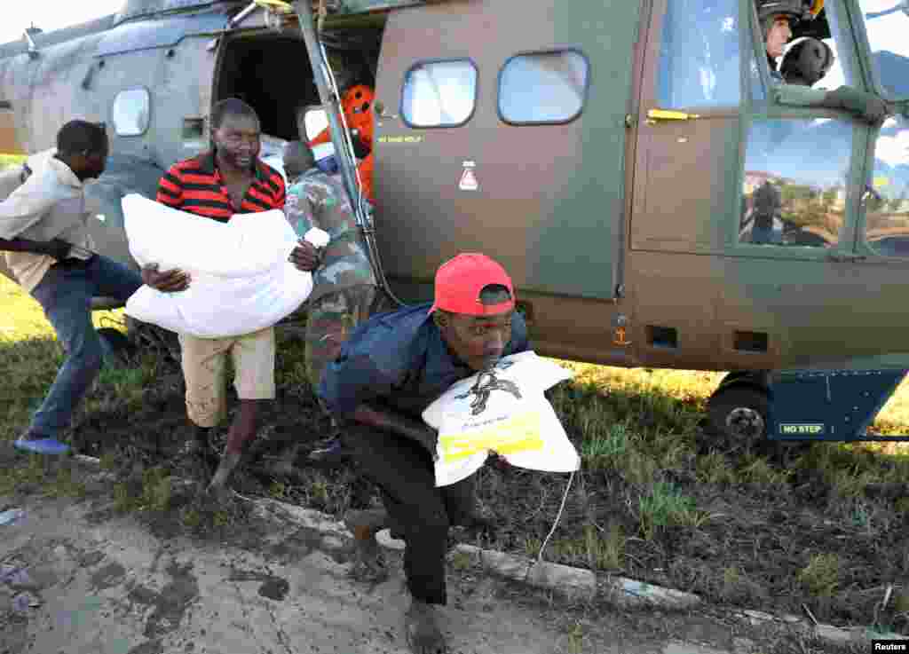 Ajuda alimentar chega via helicóptero em Buzi, depois da devastação causada pelo ciclone Idai em Buzi, Mozambique, 25 Março, 2019.