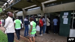 Des électeurs font la queue à un bureau de vote à Cocody, un quartier d'Abidjan, le 24 mars 2018 .