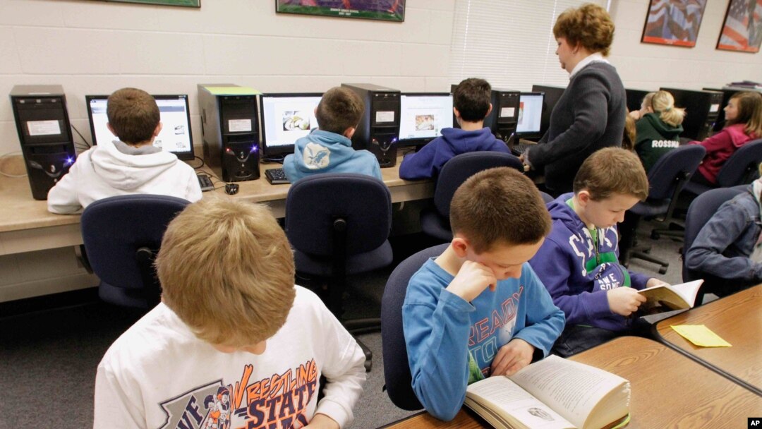 Niños trabajan en las computadoras de la escuela. 
