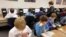 Niños trabajan en las computadoras de la escuela. 