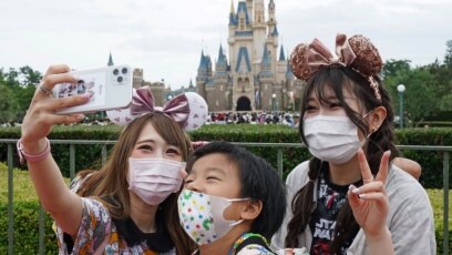 Du khách tại Disneyland ở Nhật.