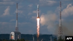Ракета "Союз-2", яку РФ використовує зокрема для запуску супутників, злітає із космодрому "Восточний", Вуглегірськ, 25 липня 2025. Російська державна агенція "Роскосмос"/AFP