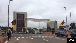 Dans la capitale de Yaoundé lors du jour national au Cameroon, le 20 mai 2016. (M. Kindzeka/VOA)