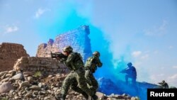 中國軍人在甘肅酒泉戈壁沙漠參加作戰訓練（2018年5月18日）。