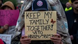 Un manifestante sostiene un cartel donde pide "Mantén a mi familia junta" en inglés durante una protesta en Nashville, Tennessee, EEUU, el 4 de abril de 2024.