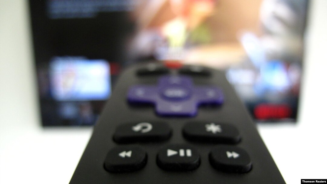 ARCHIVO - El logotipo de Netflix se muestra en el control remoto de un televisor en esta fotografía ilustrada tomada en Encinitas, California. 