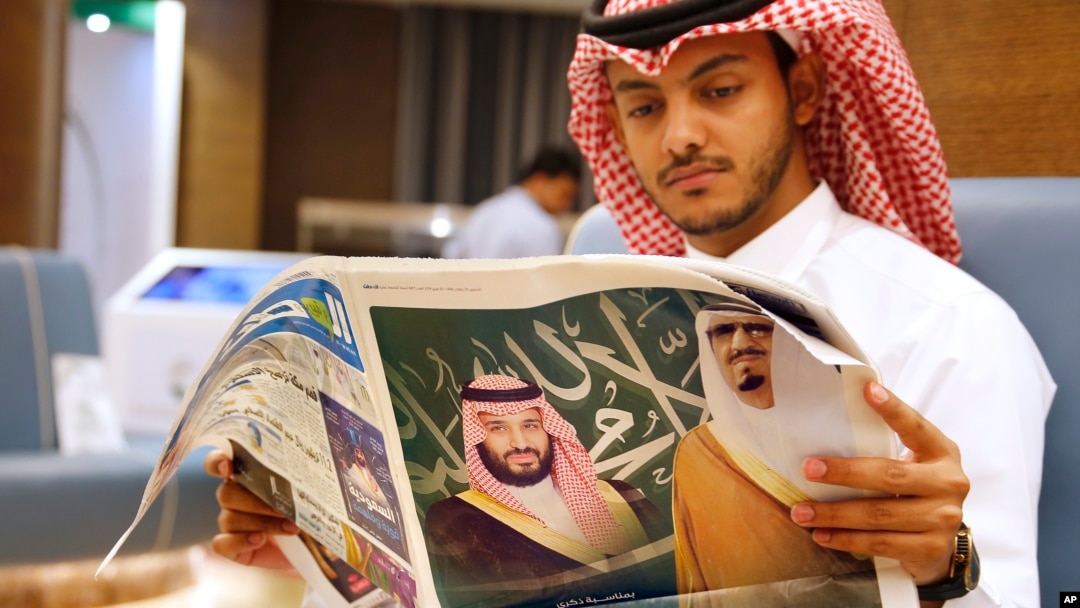 Seorang pria membaca koran dengan gambar Raja Saudi Salman (kanan) dan Putra Mahkota Mohammed bin Salman, di ruang pers menjelang KTT Arab dan Islam di Mekkah, Arab Saudi, 30 Mei 2019.
