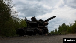 Подбитый танк на опушке леса. Харьковская область. Май 2024 г. 