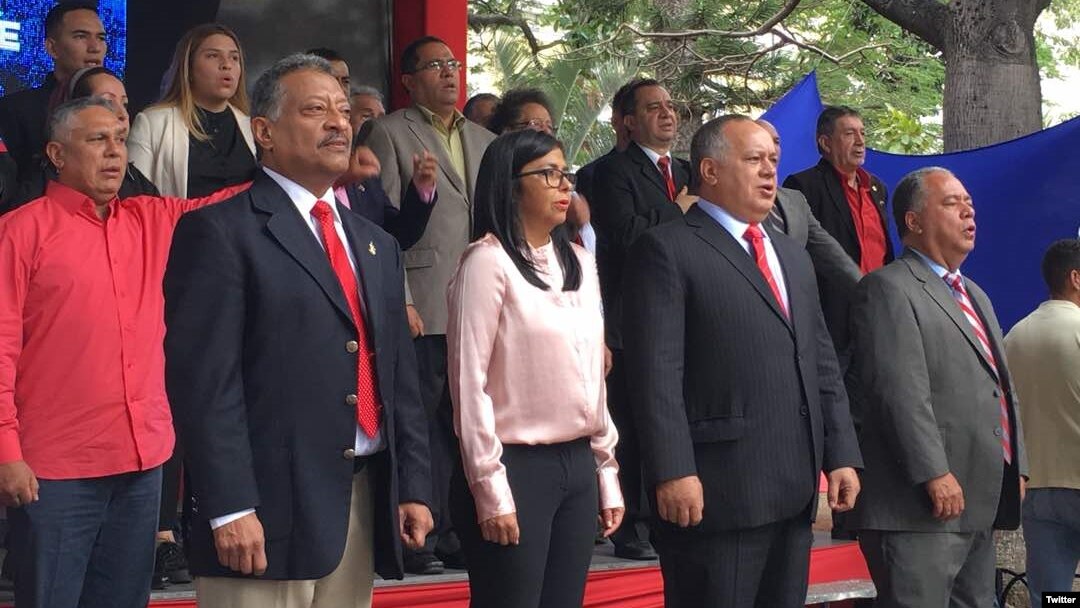 Diosdado Cabello (segundo desde la derecha) presidente de la controvertida Asamblea Nacional Constituyente de Venezuela, junto a la vicepresidenta del país Delcy Rodríguez, en celebración de primer aniversario de la ANC, en Caracas, el 30 de julio de 2018. Foto: @ANC_ve.