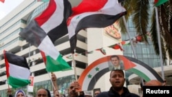 Des manifestants palestiniens protestent contre Assad et l'attaque en chimique, à Nablus, le 9 avril 2017.