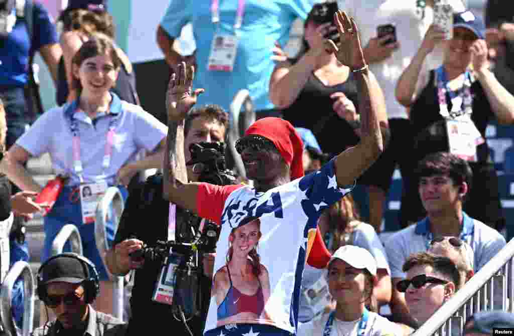 Snoop Dogg assiste a jogo de voleibol de praia entre a dupla dos EUA e a dupla francesa em fase preliminar feminina